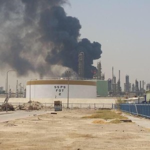 بالصور: حريق هائل بمصفاة الشعيبة 