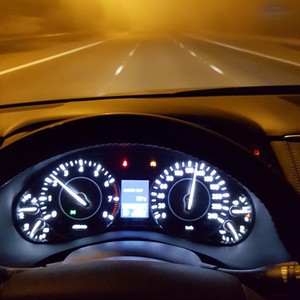 بالصور:سائقون يواجهون الضباب على طرقات أبوظبي الخارجية فجر الأربعاء