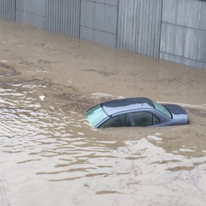 وفاة مواطن في مخيم الحسين بسبب السيول