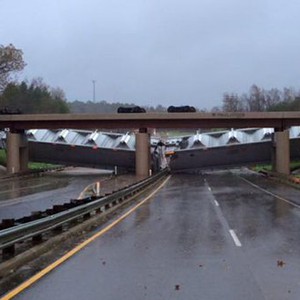 عواصف قوية تطيح بقطار من أحد الجسور بأمريكا 