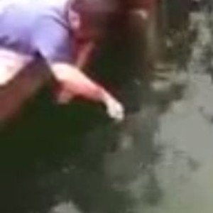 أراد اصطياد السمكة .. فاصطادته بلحظات!