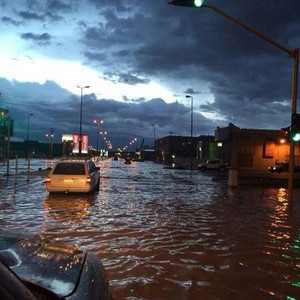 القريات .. أمطار غزيرة وسيول وغرق بعض الطرق  