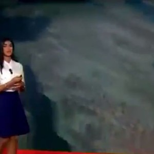 شاهد لحظة سقوط مذيعة قناة العربية أثناء تقديمها للنشرة الجوية 