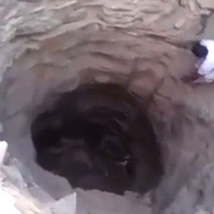 سعودي شُجاع يُخاطر بحياته لإنقاذ كلبٍ سقط في بئر 