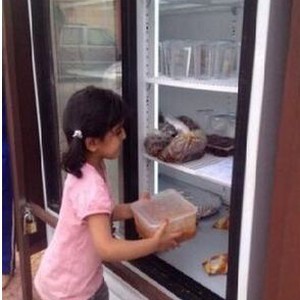 مواطن سعودي يضع ثلاجة خاصة مليئة بالطعام أمام منزله  لمساعدة المحتاجين ومنعهم من السؤال 