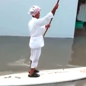 بالفيديو: المقاطع الـ 10 الأكثر طرافة لشباب الخليج وقت الأمطار  