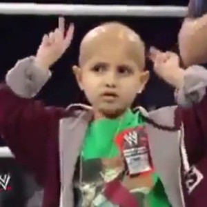 طفل مصاب بالسرطان يحقق حلمه بهزيمة أبطال المصارعة  WWE قبل أن يفارق الحياة