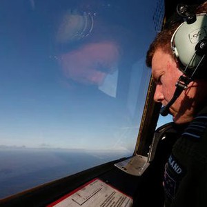 العثور على أجسام مشبوهة قرب مكان اختفاء الطائرة الماليزية 