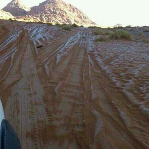 صورة: شاهد كيف ضرب الصقيع مساحات واسعة من صحراء تبوك صباح السبت  