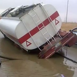 بالفيديو: موجة امطار "مائية" تكشف خطورة بعض شوارع الرياض 