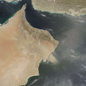 موجة غبار تندفع من الاراضي العُمانية باتجاه بحر العرب