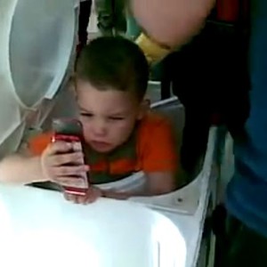 دقائق عصيبة لإنقاذ طفل علق في غسالة  