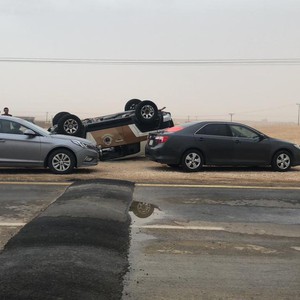 بالصور | رياح هابطة تدمر بركس أمني وتتسبب بانقلاب دوريتين في محافظة الدرعية 