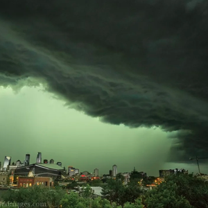 بالفيديو | معالم فلوريدا تختفي خلف ستار مطري عنيف حجب الرؤية الأفقية خلال لحظات