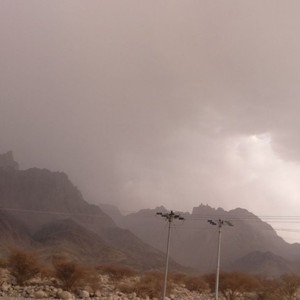 بالصور.. أمطار خفيفة إلى متوسطة شمال ينبع النخل الجمعة 