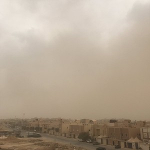 بالفيديو والصور... عاصفة رملية تجتاح الرياض