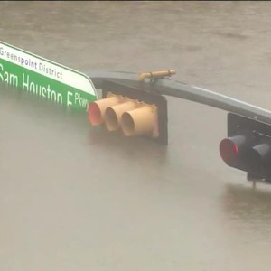 الفيضانات تُداهم مبنى تلفزيون "هيوستن" ويتوقف عن البث