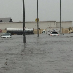 أمطار جدة تتسبب بإغلاق الطرق 