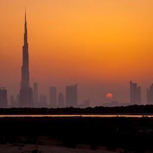 الثلاثاء: أتربة عالقة وسحب متوسطة الارتفاع .. ورياح نشطة غرب البلاد