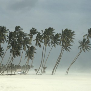 سلطنة عمان: إخلاء مستشفى السلطان قابوس بصلالة تحسبا لإعصار لبان 