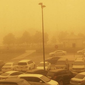 توقعات ببدء انحسار الغبار تدريجياً مساء الخميس مع بقاء الرياح نشطة