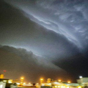 بالفيديو | أقوى 20 مقطع لليلة الرعب التي عاشتها عُمان تحت تأثير سحابة السوبرسل الخارقة والدمار الذي خلفته