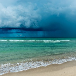 نشاط رعدي متوقع على بحر عُمان والتأثير قد يطال السواحل الشرقية للإمارات