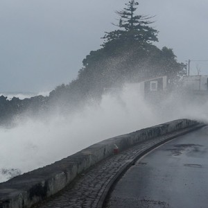 الأرصاد العمانية: تأثيرات غير مباشرة لإعصار كيار على السلطنة وتوقعات بتراجعه للدرجة الثانية نهار الأربعاء