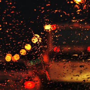 جدة - بالفيديو | ومضة برق وقطيرات من المطر تفجر شوق محبي الشتاء في جدة وهاشتاق "جده الآن" يتصدر المنصة