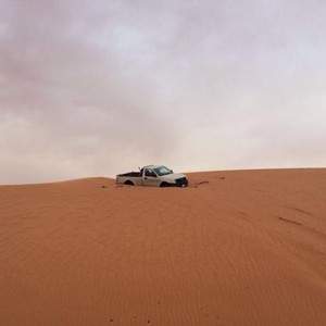  انقاذ شخصين علقت سيارتهما تحت لهيب الشمس في صحراء القوع