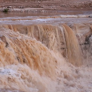 بالفيديو | وبشكل نادر .. أمطار وبروق وجريان للأودية في أجزاء من جنوب وشرق المملكة