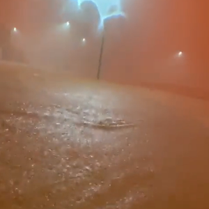 عرعر الان | سماء حمراء وعواصف رعدية شديدة وغبار وانعدام للرؤية وتنبيه من مخاطر السيول بسبب الغزارة العالية للأمطار