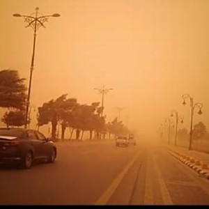 بالفيديو | تتحرك نحو حفر الباطن .. عاصفة رملية قوية تؤثر على عرعر وسكاكا والرؤية 100 متر 