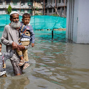 موجة فيضانات عارمة تودي بحياة 64 شخصاً في باكستان وتوقعات بالمزيد من الأمطار