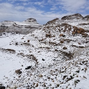 اليمن | بشكل نادر .. الثلوج تُغطي قمة جبل النبي شعيب في العاصمة صنعاء