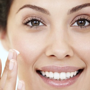 أقنعة منزلية.. للقضاء على مشاكل البشرة في ظل تقلبات الطقس