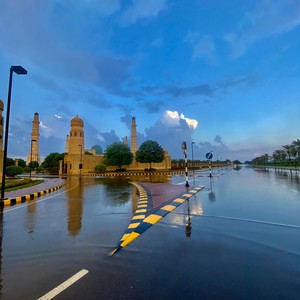 بالفيديو | مشاهد جميلة لأمطار الخير والبركة في سلطنة عُمان اليوم