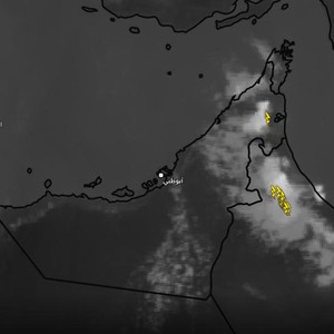 الآن | سحب ممطرة بغزارة على أجزاء من عمان والإمارات تترافق بزخات البرد