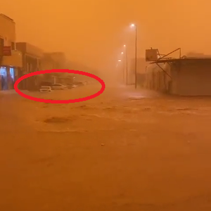 بالفيديو | مشاهد تاريخية لعاصفة عرعر الحمراء التي حولت نهارها لليل حالك ولحظات غير اعتيادية لسيول جارفة وحالات احتجاز لعشرات المركبات