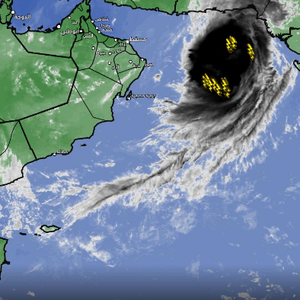 رسمياً | إعلان تطور الحالة المدارية في بحر العرب إلى عاصفة مدارية تحمل اسم "شاهين"