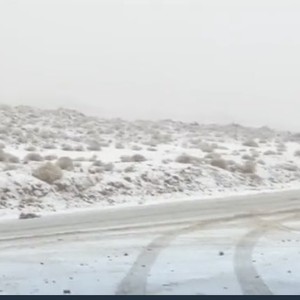 بالفيديو | تبوك تستقبل أول أيام العام الجديد 2022 بالثوب الثلجي الأبيض