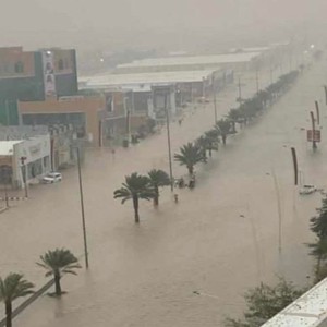 بالفيديو | الأمطار الغزيرة تغرق حفر الباطن وتحولها لبحيرة عملاقة والمياه تقتتحم المنازل