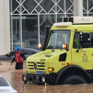 انقاذ 5 أشخاص علقوا في تجمعات مائية بولاية بوشر في سلطنة عُمان