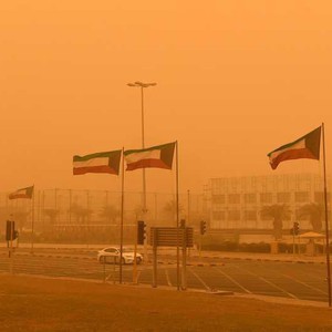 بالصور والفيديو | غبار كثيف يجتاح الكويت والرؤية الأفقية تصبح شبه معدومة