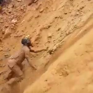 بالفيديو | لحظات بطولية لعامل منجم أنقذ 9 من زملائه بعدما انهار عليهم المنجم