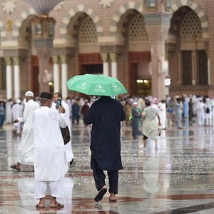 Video | The most beautiful scenes from the night of 27 Ramadan of rain in the Prophet&#39;s Mosque in Madinah