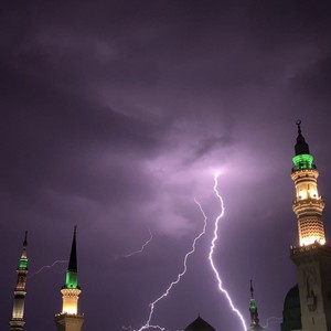 بالفيديو | أمطار الخير تعم المدينة المنورة بالتزامن مع 21 رمضان