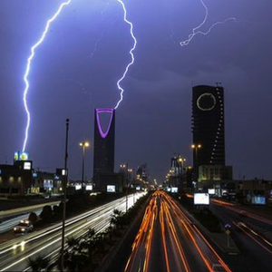 الرياض - 8:30 ليلاً | جبهة هوائية تبدأ بعبور أجواء العاصمة وأمطار رعدية متوقعة الليلة وغداً