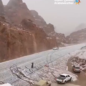 بالفيديو - السعودية | برديات تاريخية تضرب حائل ومشاهد نادرة لأنهار من البَرَد تشق طريقها وسط الصحراء