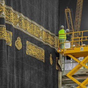 أعمال صيانة للكعبة المشرفة استعدادا لاستقبال ثوبها الجديد غدا
